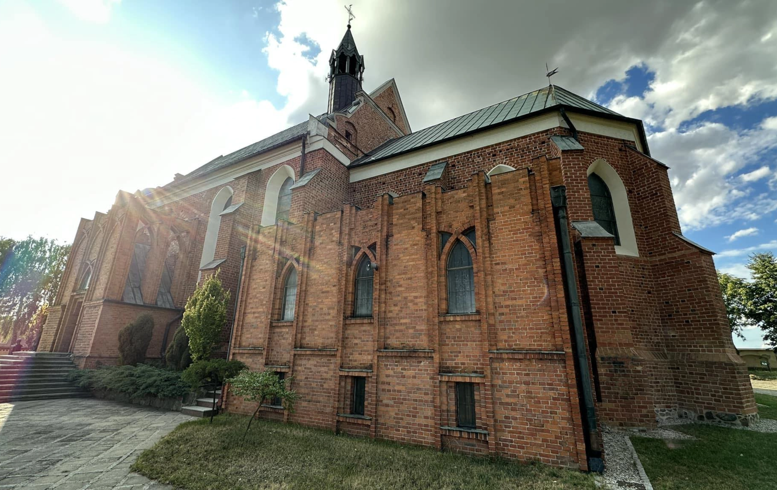 Zdjęcie budynku kościoła z zewnątrz.