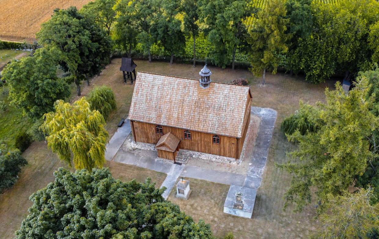 Widok z lotu ptaka na mały drewniany budynek kościoła