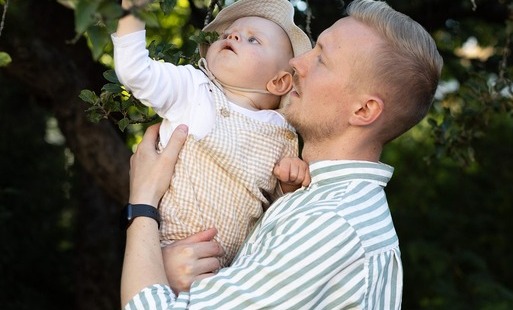Zdjęcie do INFORMACJA ZUS- Nie tylko mama. Tata też ma prawo do płatnego urlopu po narodzinach dziecka
