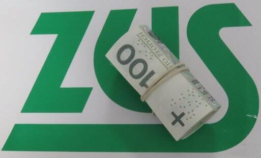 Zdjęcie do INFORMACJA ZUS Dodatek dla sieroty zupełnej. Wdowa z rentą po mężu go nie otrzyma